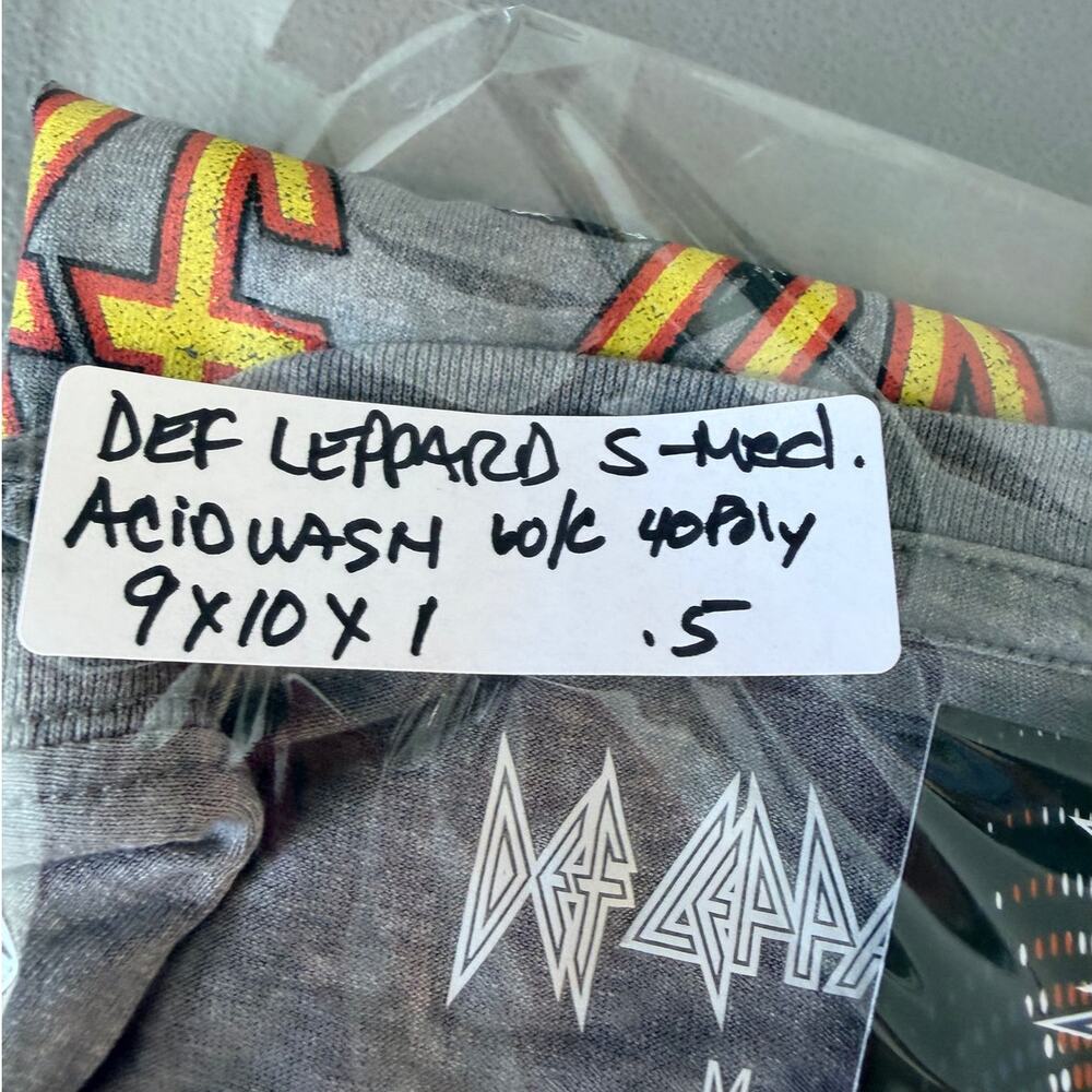 Def Leppard Graphic Tee Leopard Rock Band Shirt Gray Medium NWT - Picture 7 of 7